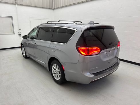 Used 2020 Chrysler Pacifica Touring-L FWD image 4