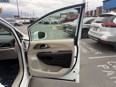 Used 2022 Chrysler Pacifica Touring-L image 30