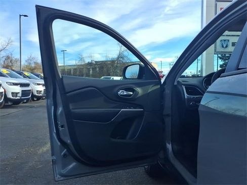 Certified 2022 Jeep Cherokee Latitude Lux w/ Sun & Sound Group image 26