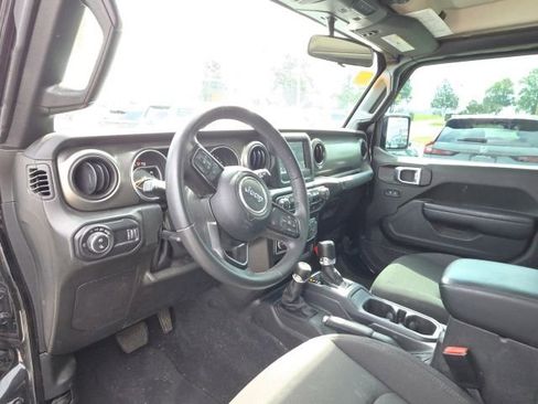 Used 2023 Jeep Gladiator Sport AWD/4WD image 15