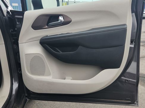 Used 2023 Chrysler Voyager LX image 23
