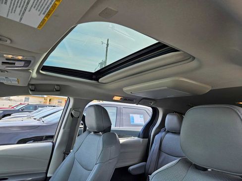 Used 2021 Toyota Sienna Limited image 18
