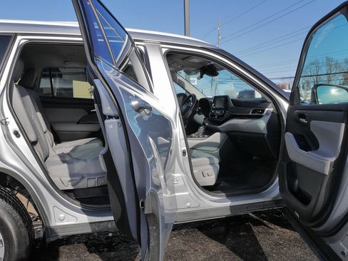 Used 2022 Toyota Highlander XLE image 9