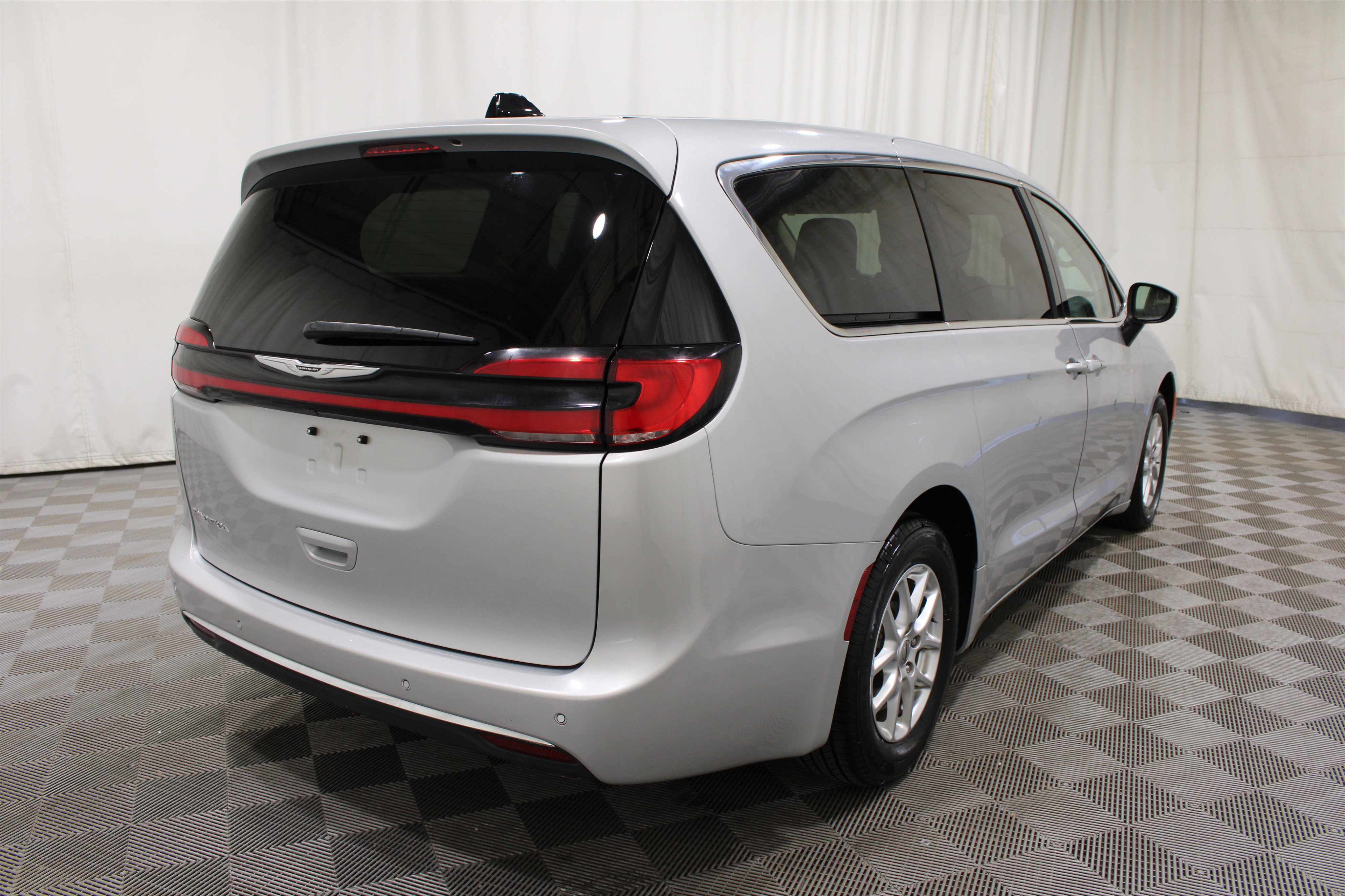 Used 2023 Chrysler Pacifica Touring-L FWD image 31