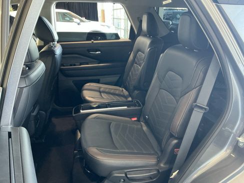 Used 2024 Nissan Pathfinder Platinum FWD image 17