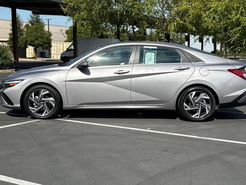 Used 2025 Hyundai Elantra Limited FWD image 14
