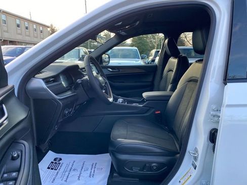 New 2025 Jeep Grand Cherokee Altitude image 22