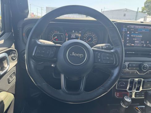 Used 2024 Jeep Gladiator Mojave AWD/4WD image 12
