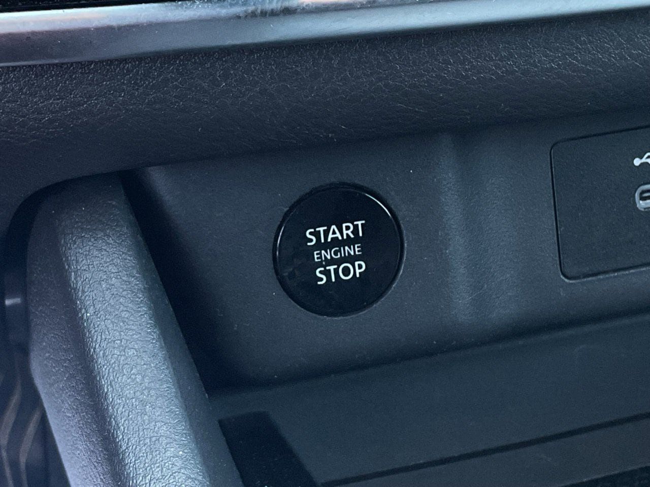 Used 2025 Nissan Rogue SV FWD image 29