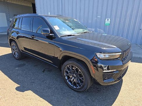 Used 2023 Jeep Grand Cherokee Summit AWD/4WD image 9