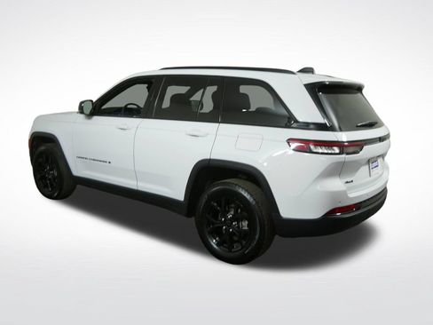 Used 2025 Jeep Grand Cherokee Altitude AWD/4WD image 6
