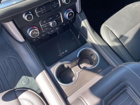 Used 2024 GMC Yukon SLT w/ SLT Luxury Package image 18