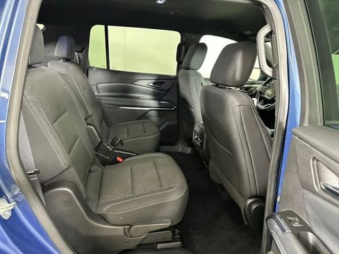 Used 2025 Chevrolet Traverse LT image 27