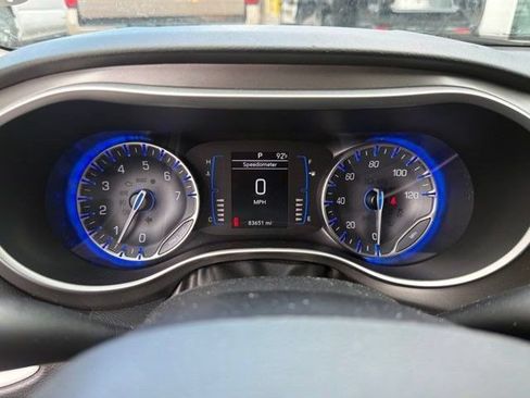 Used 2020 Chrysler Pacifica Touring FWD image 1