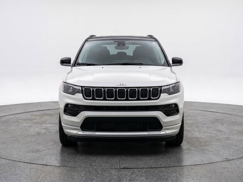 Used 2025 Jeep Compass Limited AWD/4WD image 2