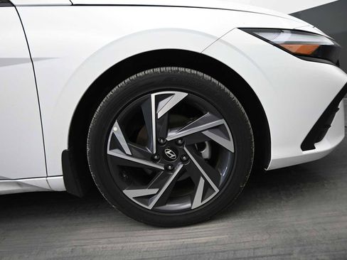 Used 2025 Hyundai Elantra SEL FWD image 9