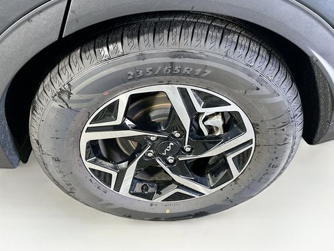 Used 2025 Kia Sportage LX image 11