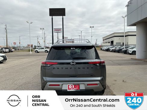 Used 2024 Nissan Pathfinder SL w/ Black Appearance Package image 6
