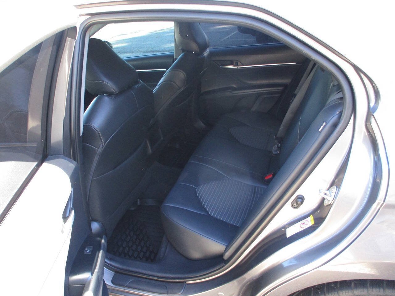 Used 2018 Toyota Camry SE FWD image 6