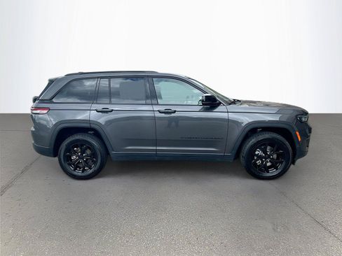 Used 2024 Jeep Grand Cherokee Altitude AWD/4WD image 3