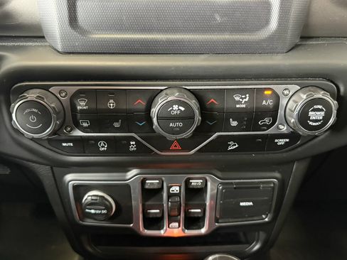 Used 2018 Jeep Wrangler Unlimited Sahara w/ Cold Weather Group AWD/4WD image 17