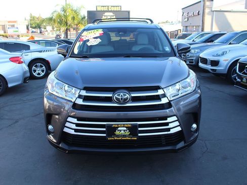 Used 2018 Toyota Highlander XLE image 3