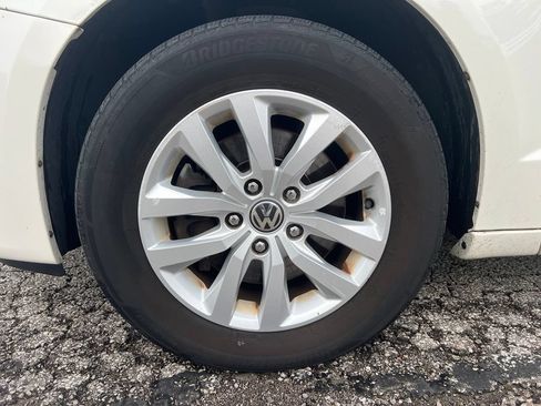 Used 2012 Volkswagen Routan SE FWD image 11