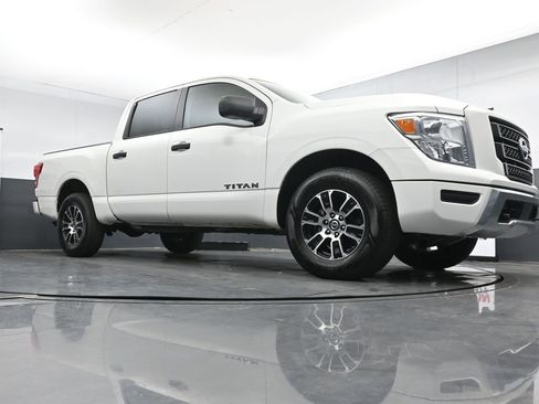 Used 2022 Nissan Titan SV image 32