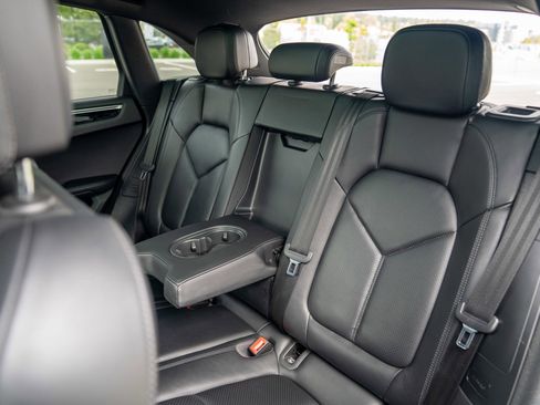 Used 2018 Porsche Macan AWD/4WD image 23
