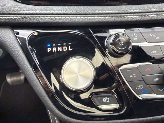 Used 2025 Chrysler Pacifica Limited FWD image 14