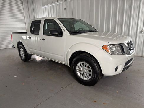 Used 2019 Nissan Frontier SV image 1