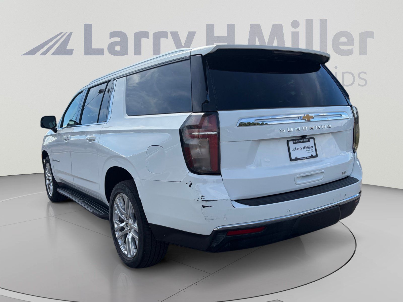 Used 2021 Chevrolet Suburban LT w/ Luxury Package AWD/4WD image 3