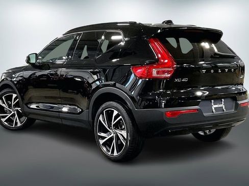Used 2022 Volvo XC40 T5 R-Design image 12