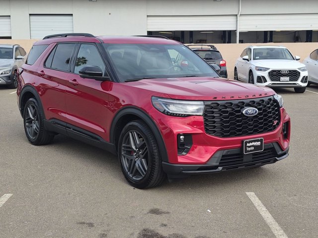 Used 2025 Ford Explorer ST AWD/4WD image 3
