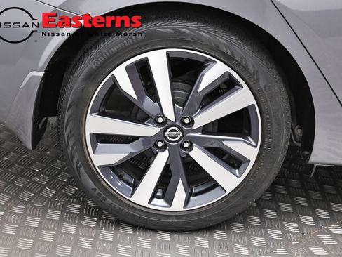 Used 2021 Nissan Versa SR FWD image 29