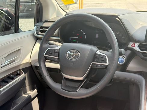 Used 2024 Toyota Sienna XLE FWD image 28