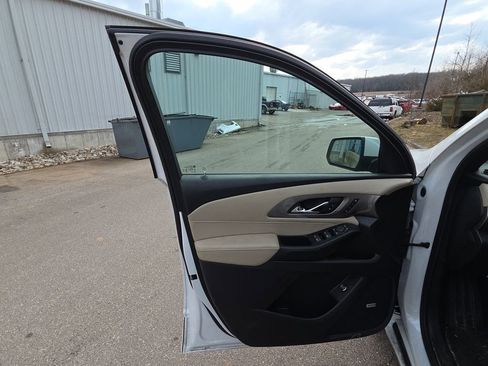 Used 2023 Chevrolet Traverse Premier image 7