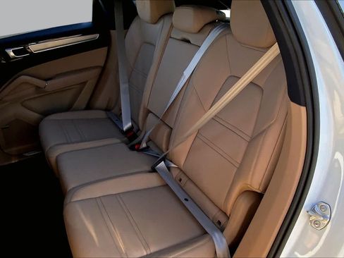 Used 2022 Porsche Cayenne Platinum Edition AWD/4WD image 21