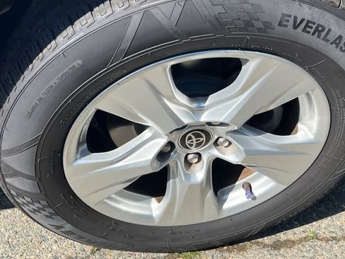 Used 2021 Toyota RAV4 XLE image 15