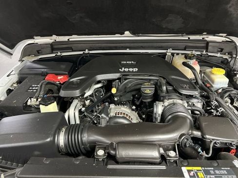 Used 2019 Jeep Wrangler Unlimited Sahara AWD/4WD image 29