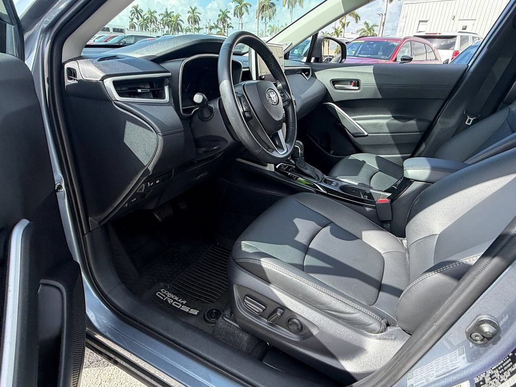 Used 2024 Toyota Corolla Cross XLE w/ Convenience Package FWD image 11