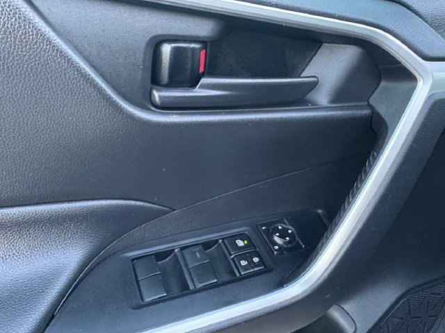 Used 2021 Toyota RAV4 LE FWD image 5