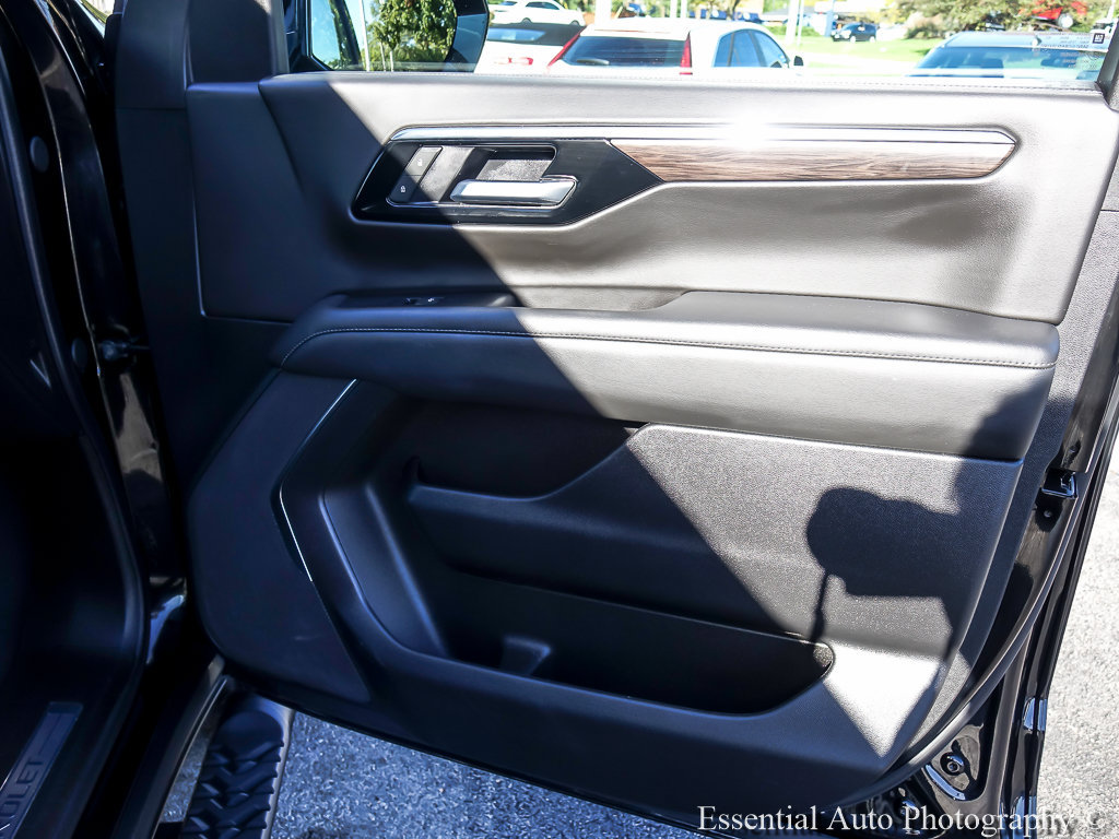 Used 2025 Chevrolet Suburban Z71 AWD/4WD image 30