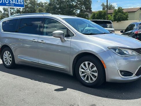Used 2019 Chrysler Pacifica Touring-L FWD image 6