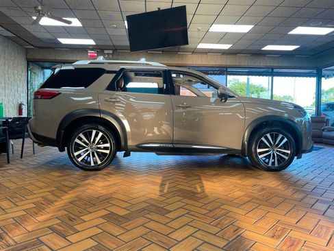 Used 2024 Nissan Pathfinder Platinum AWD/4WD image 6