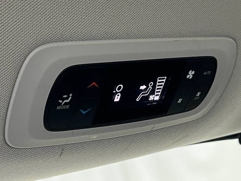 Used 2019 Chrysler Pacifica Touring-L FWD image 27