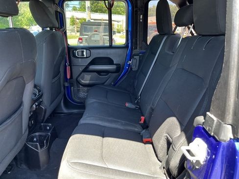 Used 2018 Jeep Wrangler Unlimited Sahara w/ Cold Weather Group AWD/4WD image 32