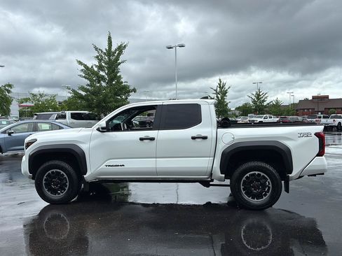 Used 2024 Toyota Tacoma TRD Off-Road w/ TRD Off Road Upgrade Package AWD/4WD image 27
