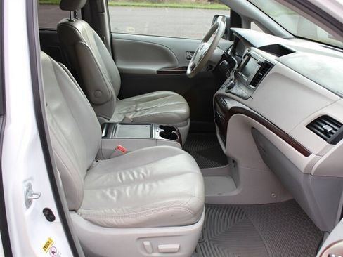 Used 2012 Toyota Sienna XLE w/ Premium Pkg image 18