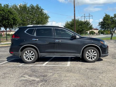 Used 2018 Nissan Rogue SV w/ Premium Package FWD image 4